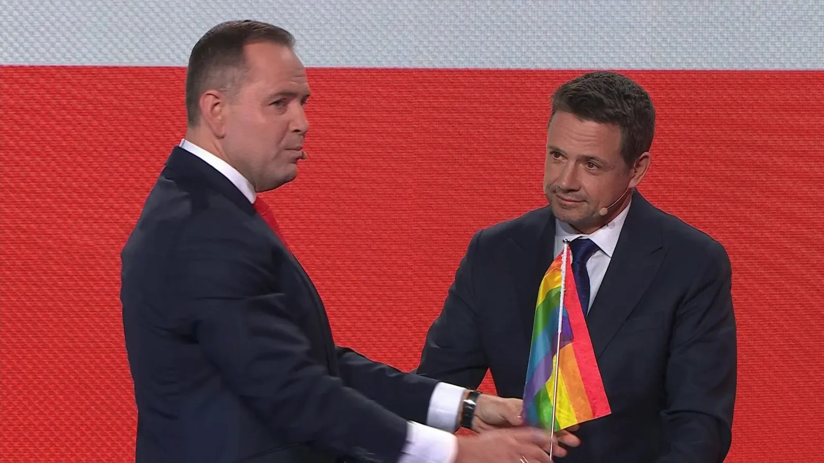 Kogo zgubiła tęcza a komu pasuje brunatna koszula.